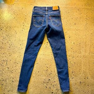 Levi’s, 310 shaping super skinny. Size 26.